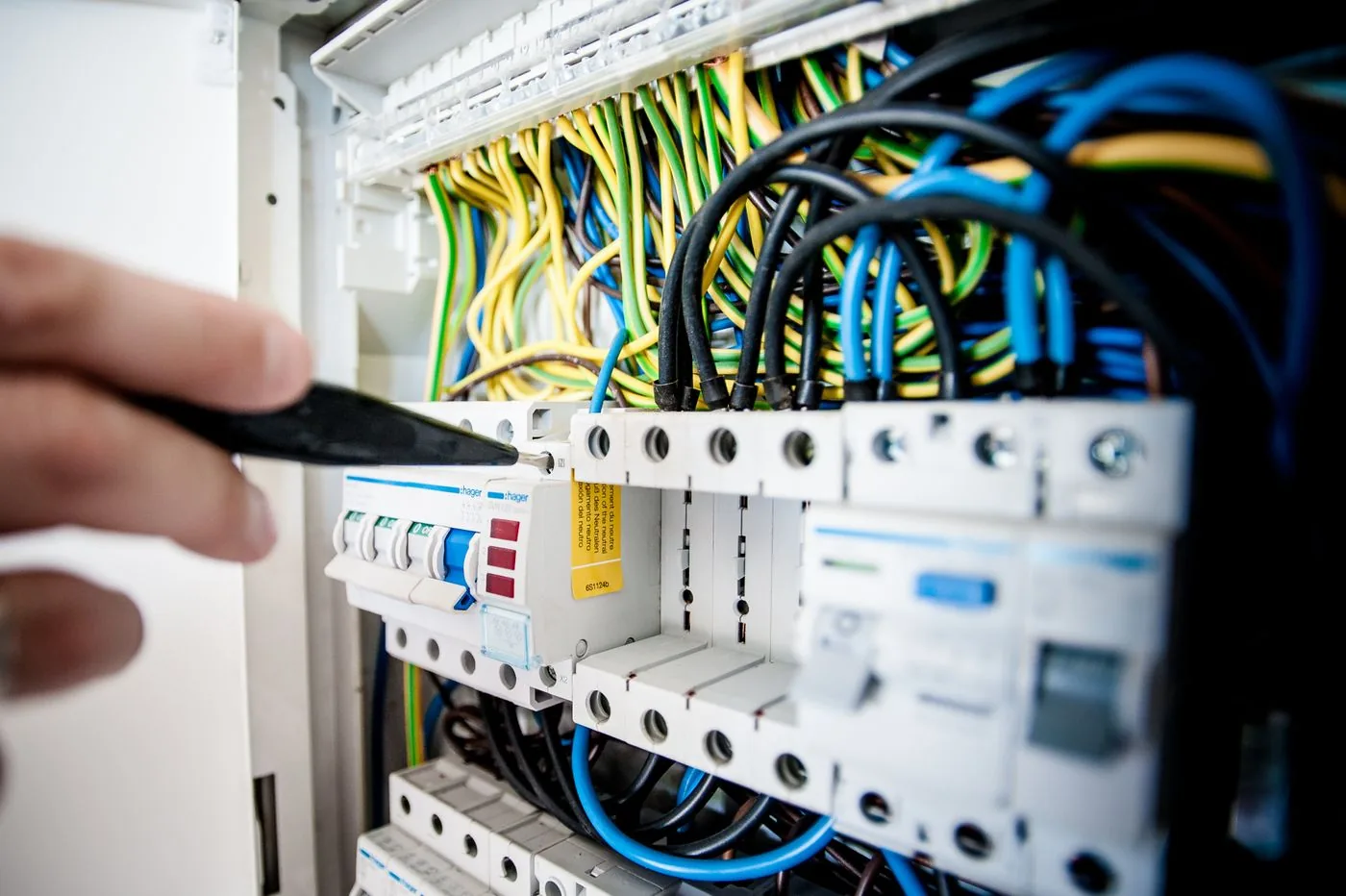 DGUV V3 Prüfung – Messung am Schaltschrank durch Elektrofachkraft von EL-Concept